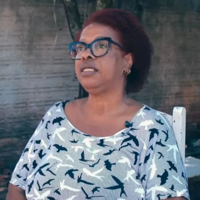 Rosa Maria Anacleto relatando sua vivência para o documentário 'Há Vida Por Detrás do Muro'.